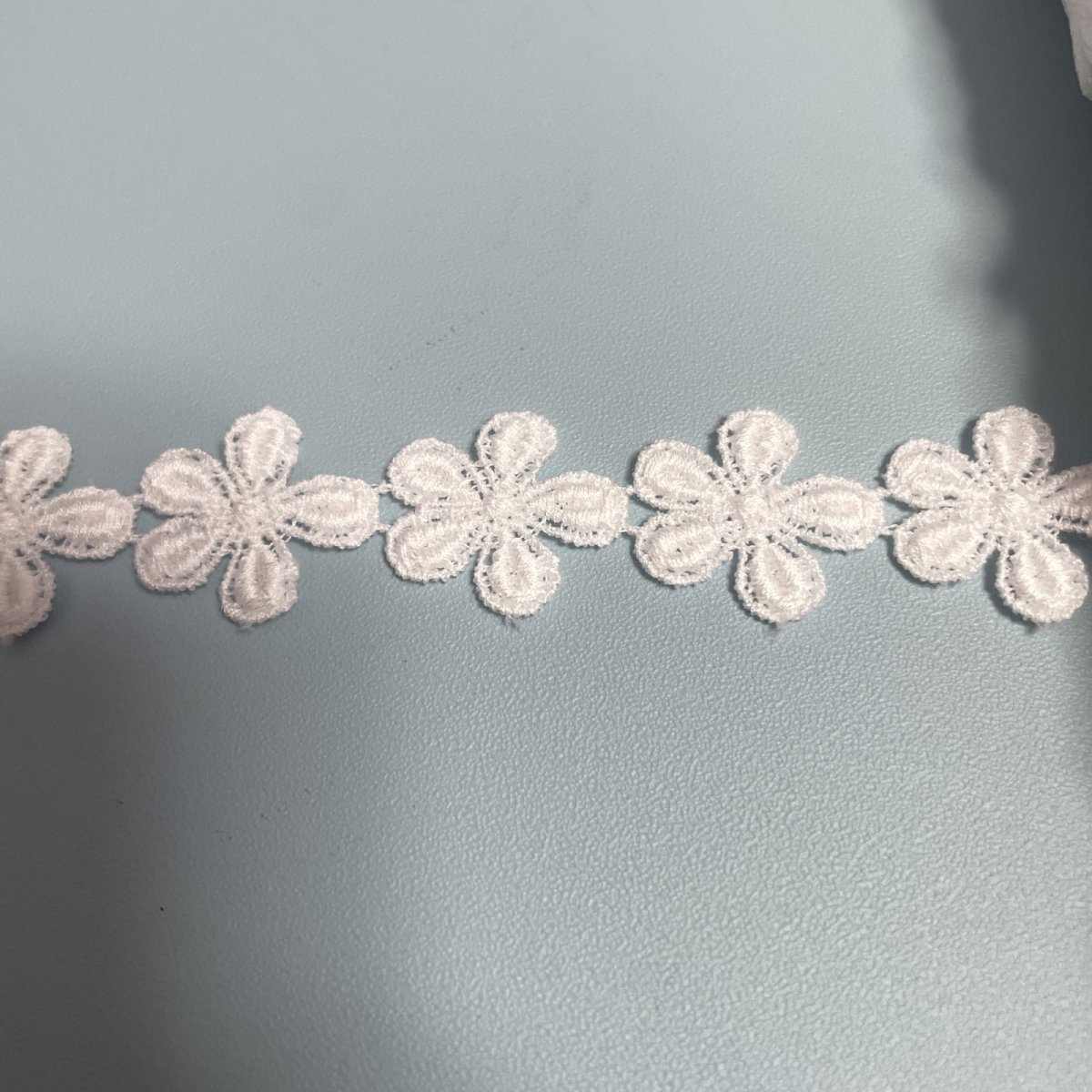 画像2: 【日本製】綿ケミカルレース　オフホワイト　幅1.9cm小花柄　 (2)