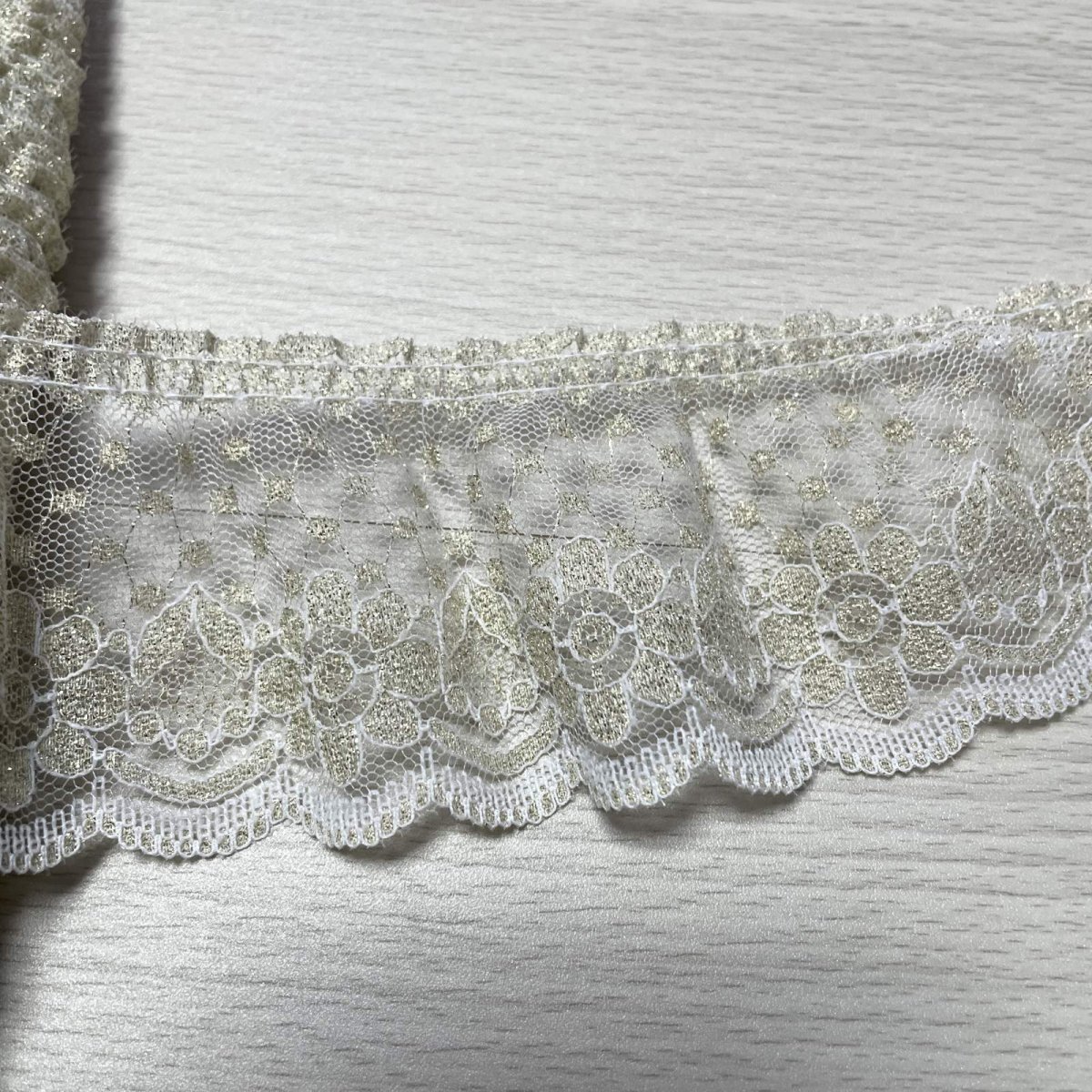 画像3: 【日本製】フリルが可愛いラッセルフリルレース　ホワイトゴールドラメ　幅6.6cm小花柄　5m巻　衣装に (3)