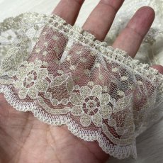 画像4: 【日本製】フリルが可愛いラッセルフリルレース　ホワイトゴールドラメ　幅6.6cm小花柄　5m巻　衣装に (4)