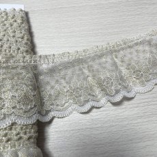 画像1: 【日本製】フリルが可愛いラッセルフリルレース　ホワイトゴールドラメ　幅6.6cm小花柄　5m巻　衣装に (1)