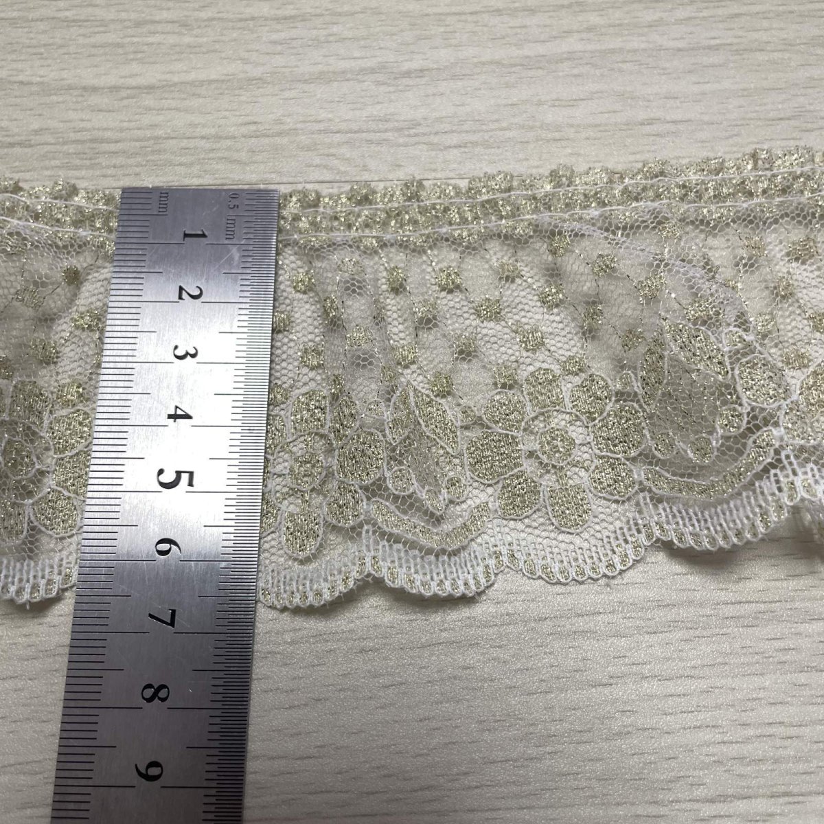 画像2: 【日本製】フリルが可愛いラッセルフリルレース　ホワイトゴールドラメ　幅6.6cm小花柄　5m巻　衣装に (2)
