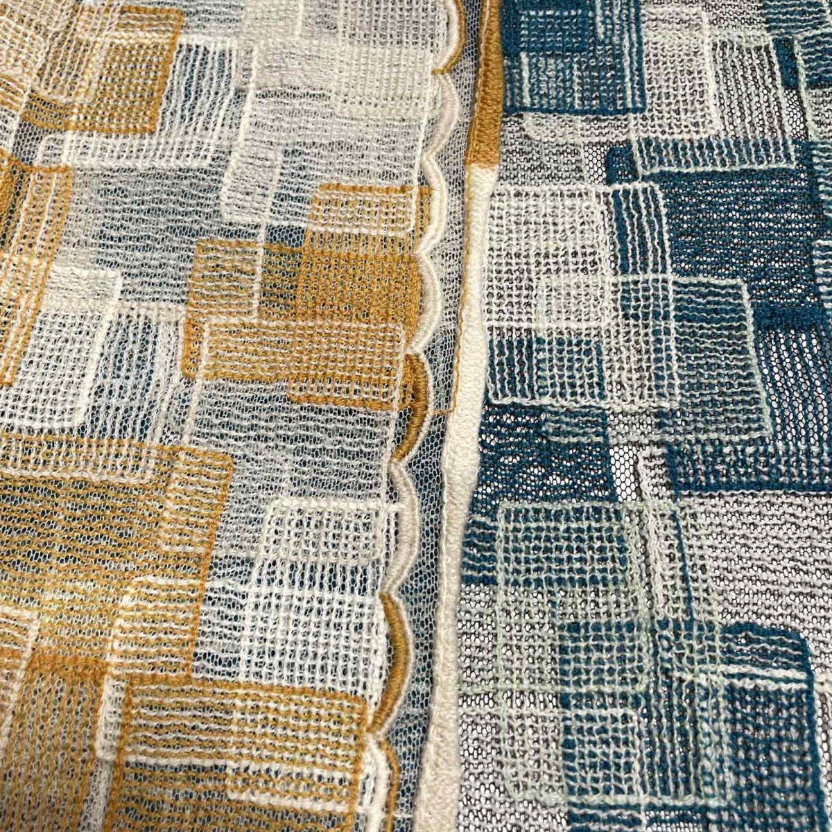 画像1: 【日本製】刺繍レース生地　約24cm×約40cm×2色　スクエア柄刺繍レース　オレンジグリーン (1)