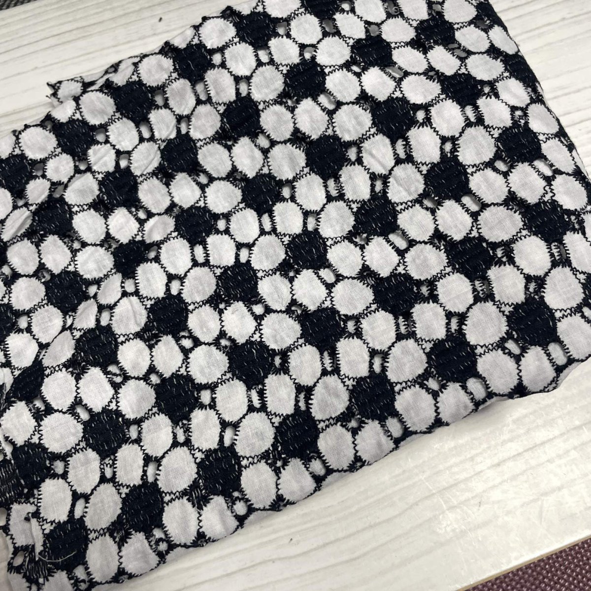 画像4: 【日本製】刺繍レース生地　約38cm×約100cm　花柄刺繍レース　ブラックオフホワイト (4)