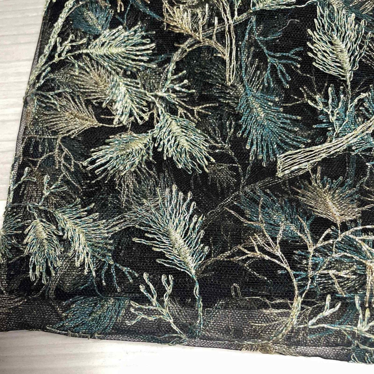 画像4: 【日本製】刺繍レース生地　約20cm×約130cm　クジャクの羽みたいな葉っぱ柄刺繍レース　ブラックみどり (4)