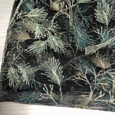 画像4: 【日本製】刺繍レース生地　約20cm×約130cm　クジャクの羽みたいな葉っぱ柄刺繍レース　ブラックみどり (4)