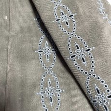 画像4: 【日本製】刺繍レース生地　約25cm×約40cm×2色　スエードっぽい花柄刺繍レース　ベージュとグリーン (4)