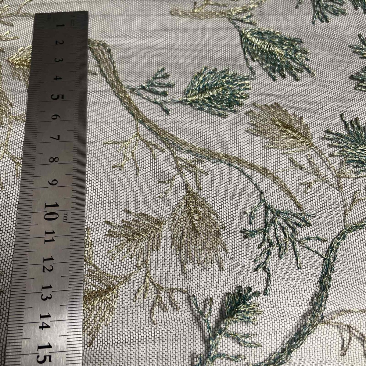 画像2: 【日本製】刺繍レース生地　約20cm×約130cm　クジャクの羽みたいな葉っぱ柄刺繍レース　ブラックみどり (2)