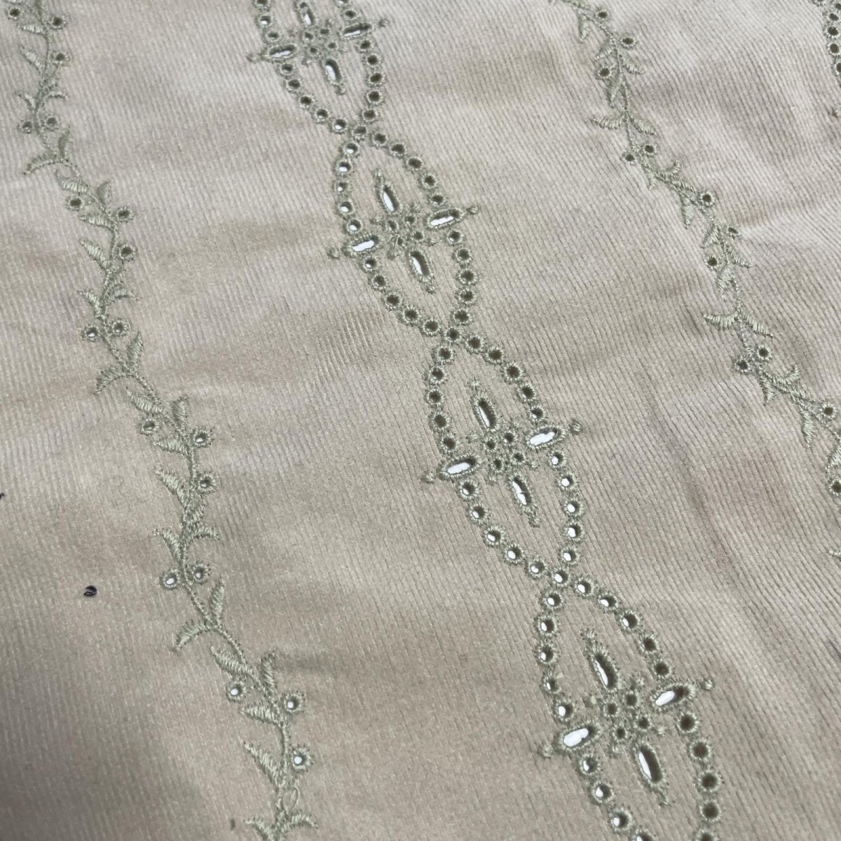 画像3: 【日本製】刺繍レース生地　約25cm×約40cm×2色　スエードっぽい花柄刺繍レース　ベージュとグリーン (3)