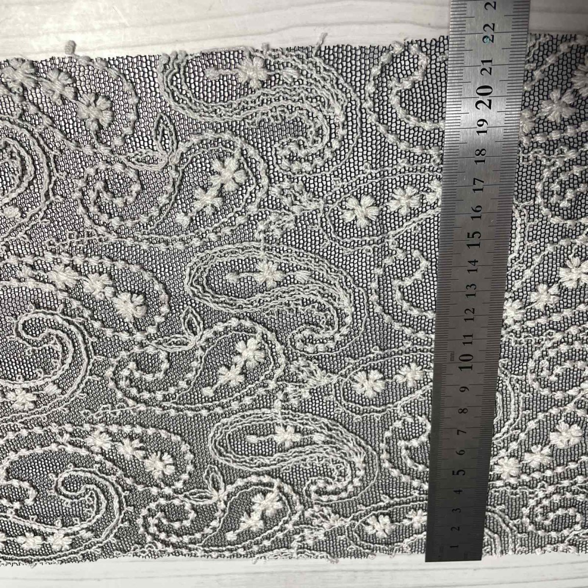 画像2: 【日本製】刺繍レース生地　約20cm×約130cm　ペーズリー柄柄刺繍レース　ブラックオフホワイト (2)