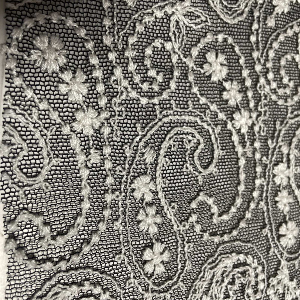 画像3: 【日本製】刺繍レース生地　約20cm×約130cm　ペーズリー柄柄刺繍レース　ブラックオフホワイト (3)