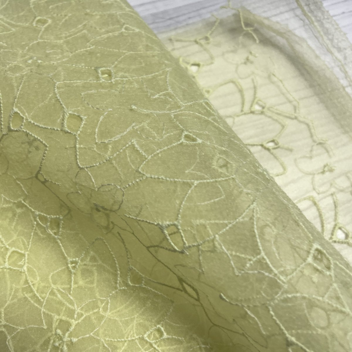 画像2: 【日本製】刺繍レース生地　約24cm×約100cm　イエローのダリア風花柄刺繍レース　 (2)