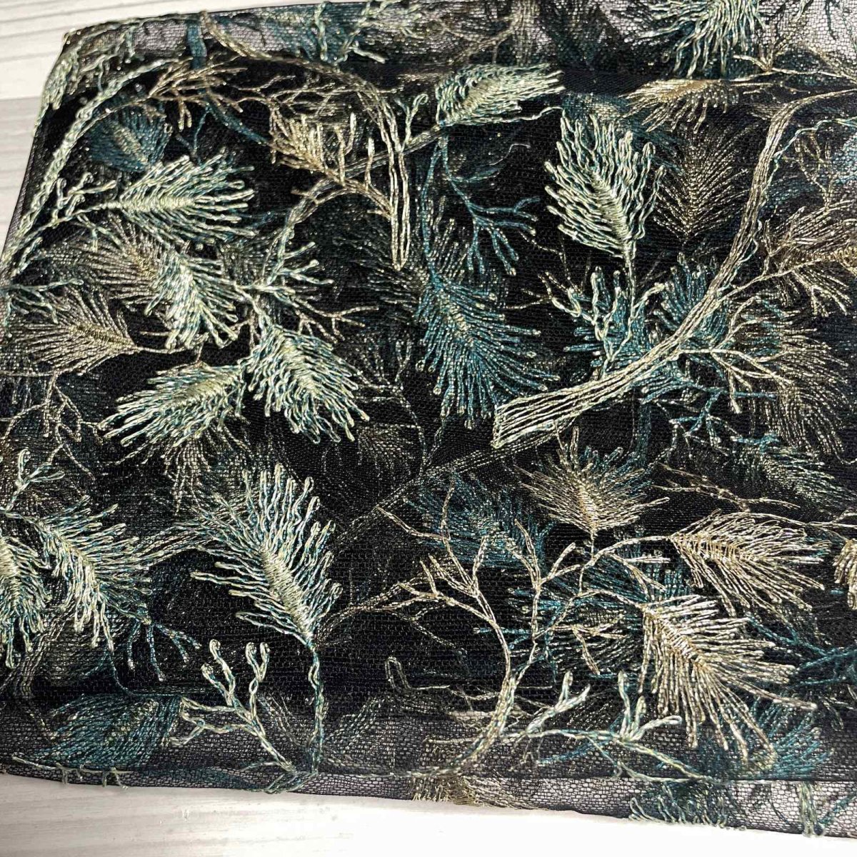 画像3: 【日本製】刺繍レース生地　約20cm×約130cm　クジャクの羽みたいな葉っぱ柄刺繍レース　ブラックみどり (3)