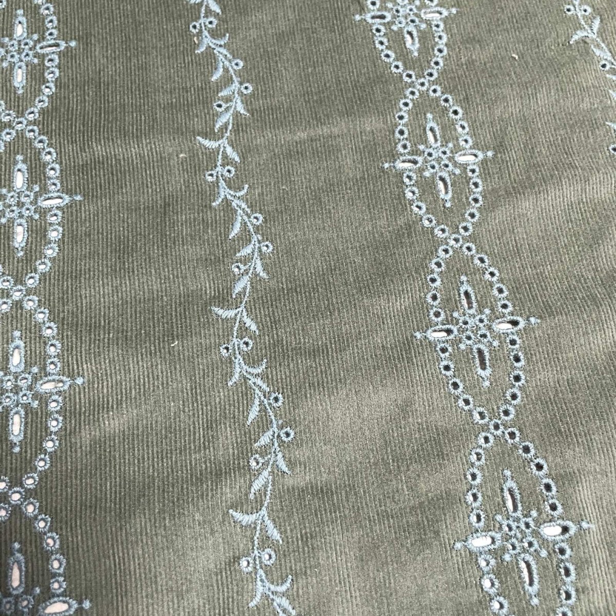 画像5: 【日本製】刺繍レース生地　約25cm×約40cm×2色　スエードっぽい花柄刺繍レース　ベージュとグリーン (5)