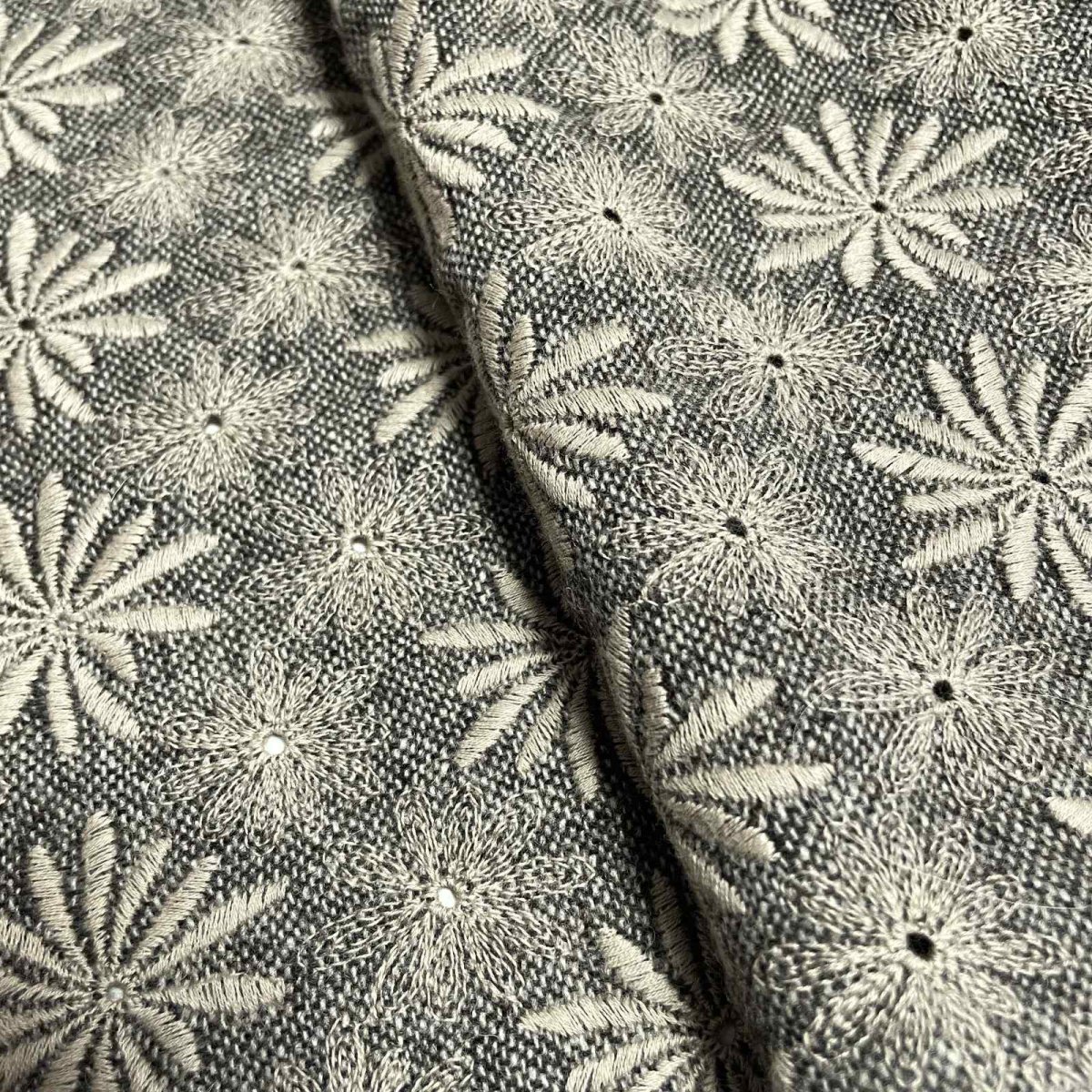 画像1: 【日本製】刺繍レース生地　約25cm×約50cm　花柄刺繍レース　 (1)