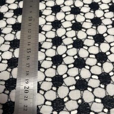 画像2: 【日本製】刺繍レース生地　約38cm×約100cm　花柄刺繍レース　ブラックオフホワイト (2)