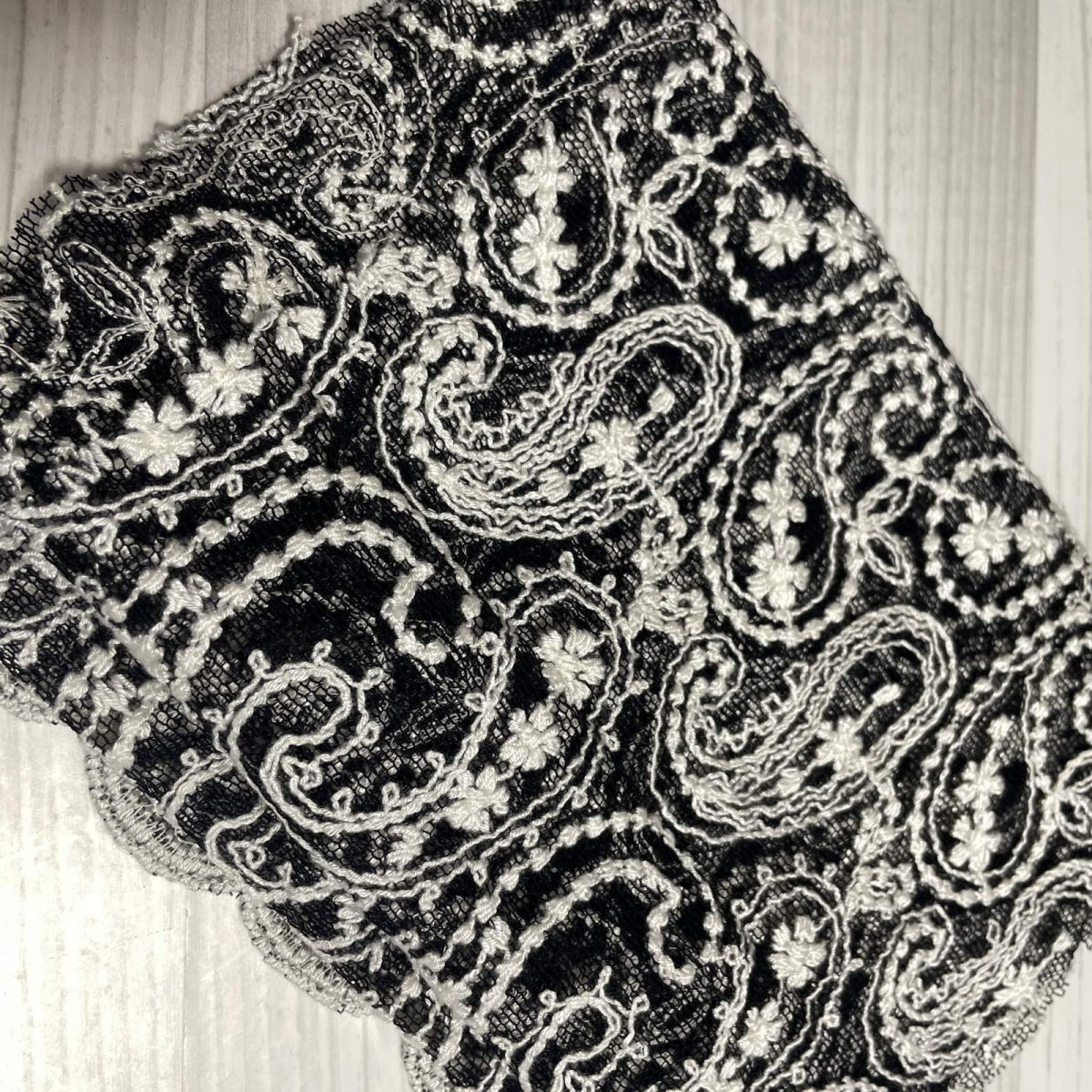 画像4: 【日本製】刺繍レース生地　約20cm×約130cm　ペーズリー柄柄刺繍レース　ブラックオフホワイト (4)