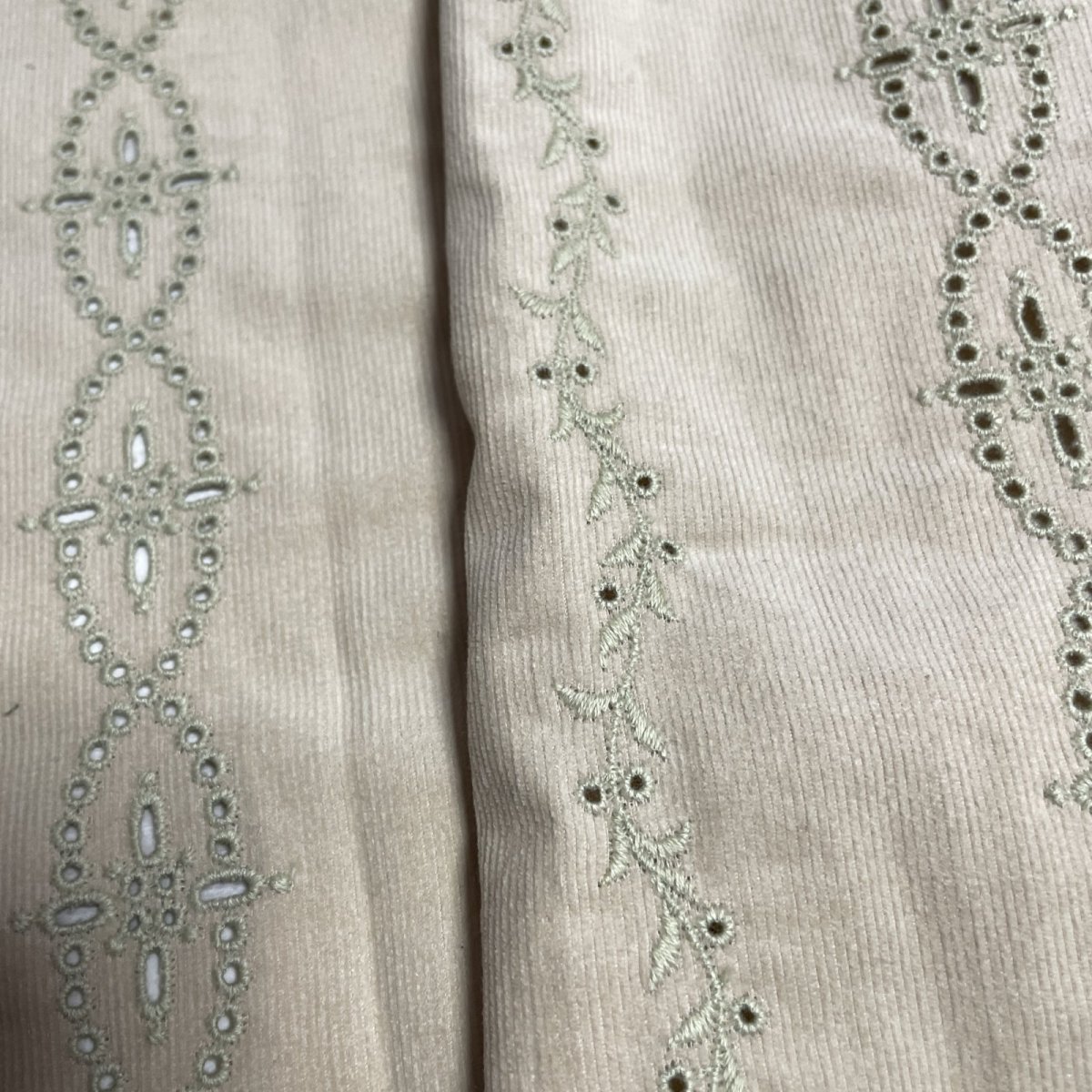 画像2: 【日本製】刺繍レース生地　約25cm×約40cm×2色　スエードっぽい花柄刺繍レース　ベージュとグリーン (2)