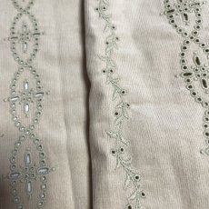 画像2: 【日本製】刺繍レース生地　約25cm×約40cm×2色　スエードっぽい花柄刺繍レース　ベージュとグリーン (2)