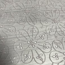 画像2: 【日本製】刺繍レース生地　約24cm×約100cm　ピンクの花柄刺繍レース　 (2)