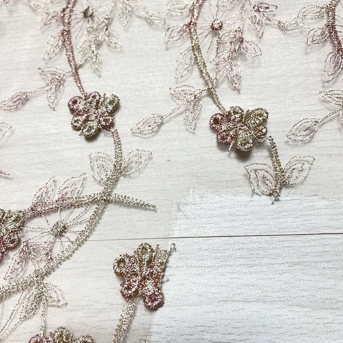 画像6: 刺繍レース生地　約40cm×約138cm　ラメ花柄刺繍レースケミカルレース　ゴールド　 (6)