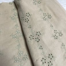 画像4: 【日本製】刺繍レース生地　約25cm×約45cm×2色　スエードっぽい花柄刺繍レース　ベージュとグリーン (4)