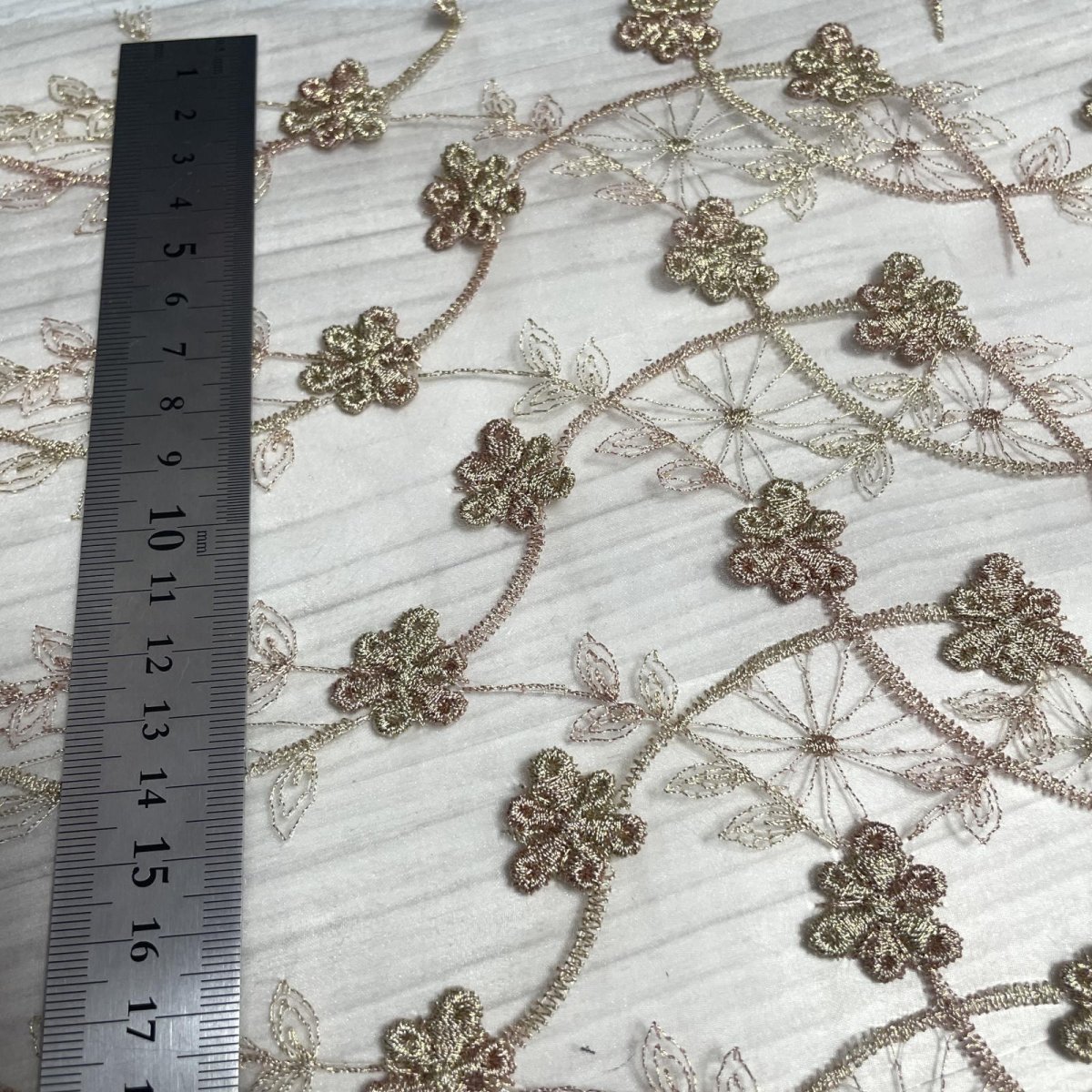 画像2: 刺繍レース生地　約40cm×約138cm　ラメ花柄刺繍レースケミカルレース　ゴールド　 (2)