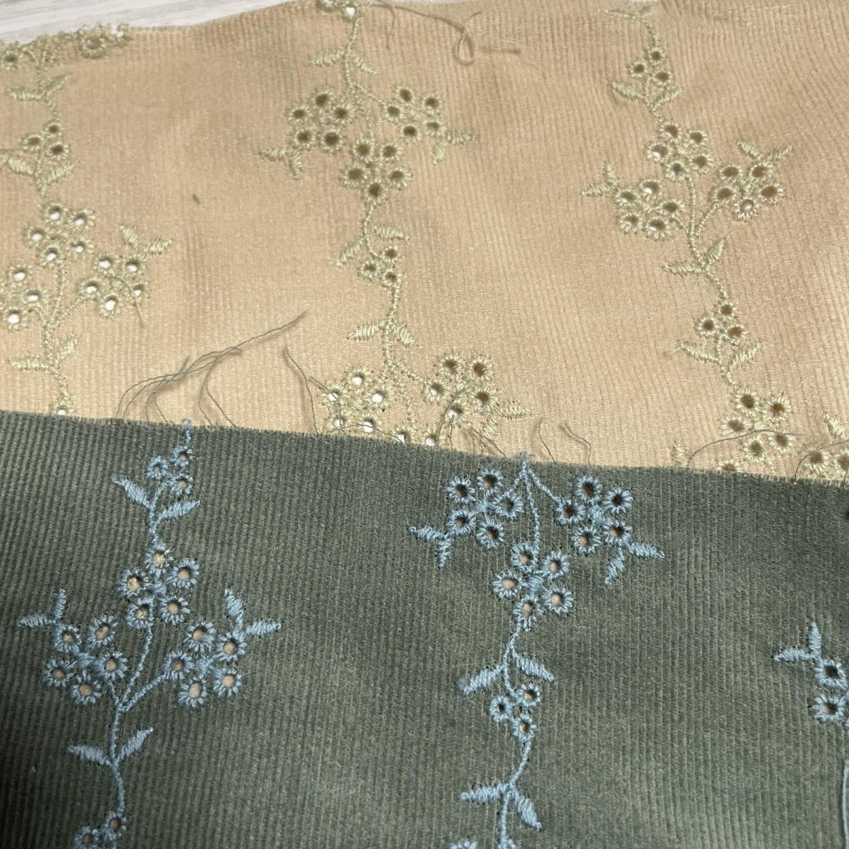 画像2: 【日本製】刺繍レース生地　約25cm×約45cm×2色　スエードっぽい花柄刺繍レース　ベージュとグリーン (2)