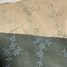 画像2: 【日本製】刺繍レース生地　約25cm×約45cm×2色　スエードっぽい花柄刺繍レース　ベージュとグリーン (2)