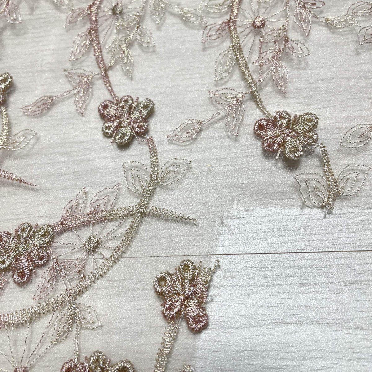 画像9: 刺繍レース生地　約40cm×約138cm　ラメ花柄刺繍レースケミカルレース　ゴールド　 (9)