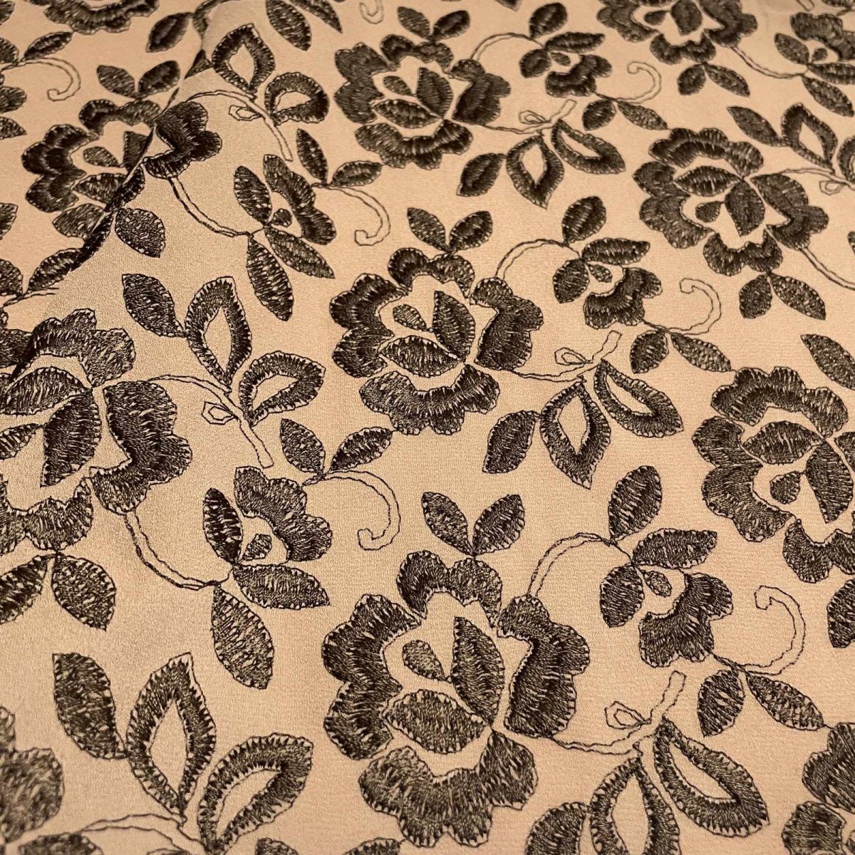 画像2: 【日本製】刺繍レース生地　約25cm×約48cm　薔薇柄　ブラウン　ジョーゼット (2)