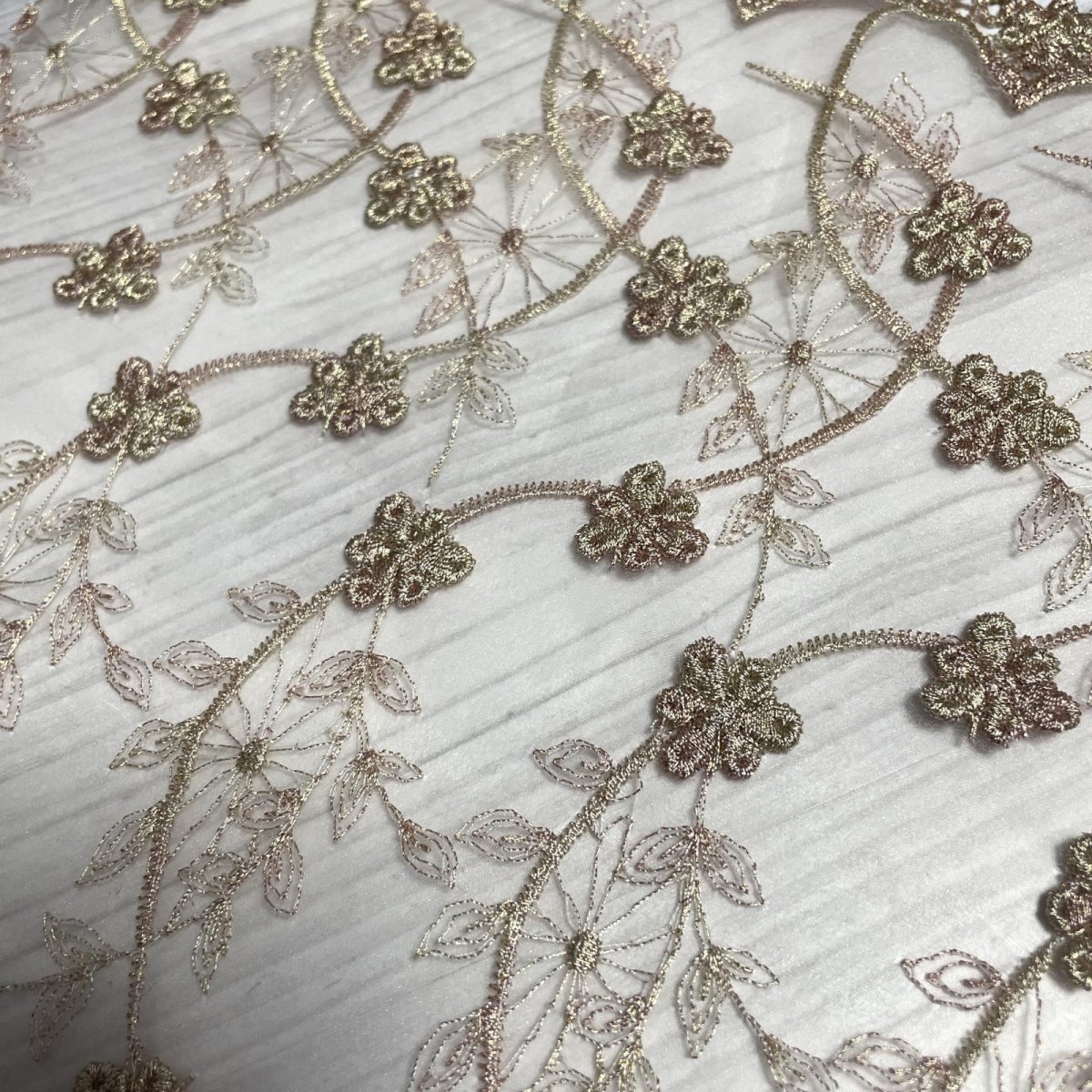画像1: 刺繍レース生地　約40cm×約138cm　ラメ花柄刺繍レースケミカルレース　ゴールド　 (1)