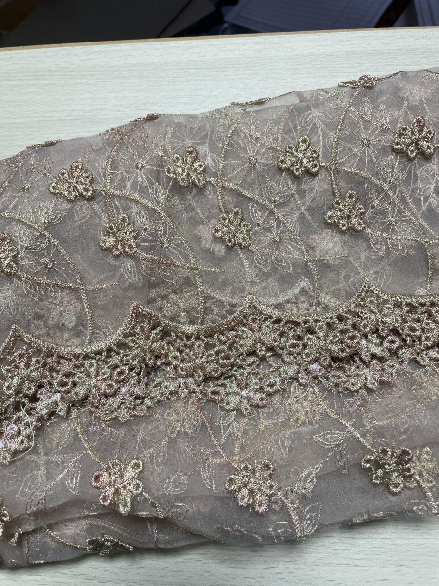 画像8: 刺繍レース生地　約40cm×約138cm　ラメ花柄刺繍レースケミカルレース　ゴールド　 (8)