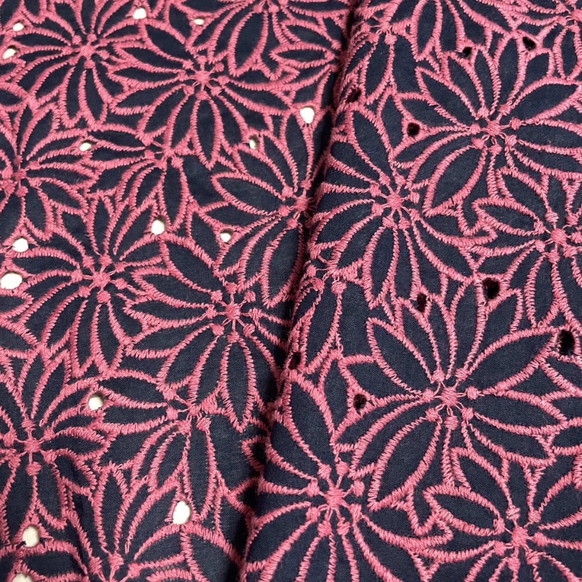 画像2: 【日本製】刺繍レース生地　約25cm×約45cm×2色　花柄刺繍レース紺ピンクとベージュ　 (2)