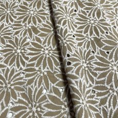 画像1: 【日本製】刺繍レース生地　約25cm×約45cm×2色　花柄刺繍レース紺ピンクとベージュ　 (1)