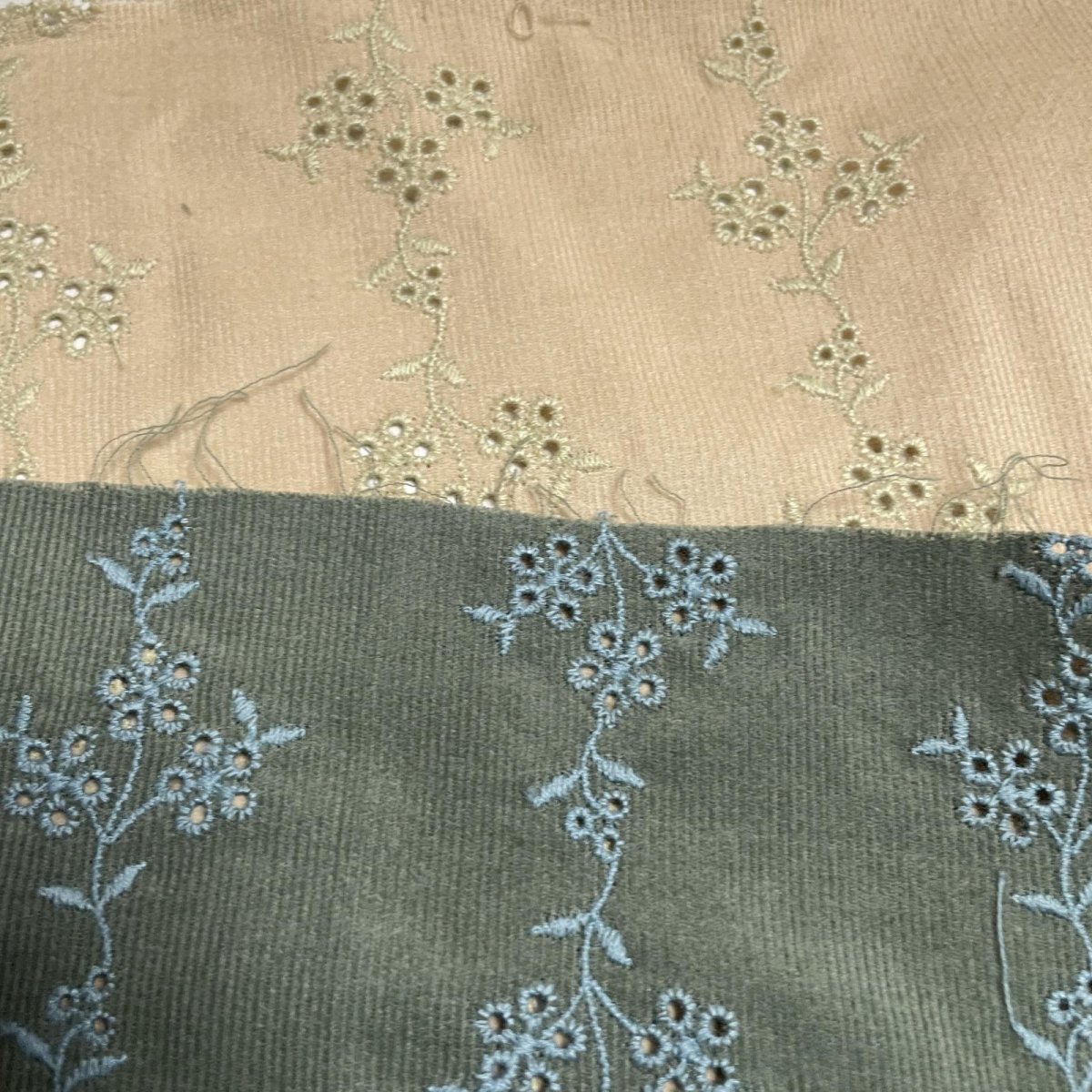 画像1: 【日本製】刺繍レース生地　約25cm×約45cm×2色　スエードっぽい花柄刺繍レース　ベージュとグリーン (1)