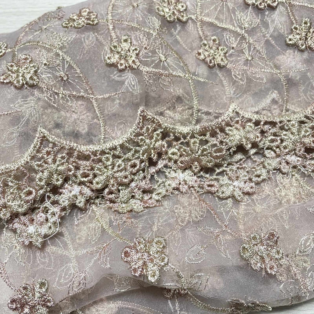 画像7: 刺繍レース生地　約40cm×約138cm　ラメ花柄刺繍レースケミカルレース　ゴールド　 (7)