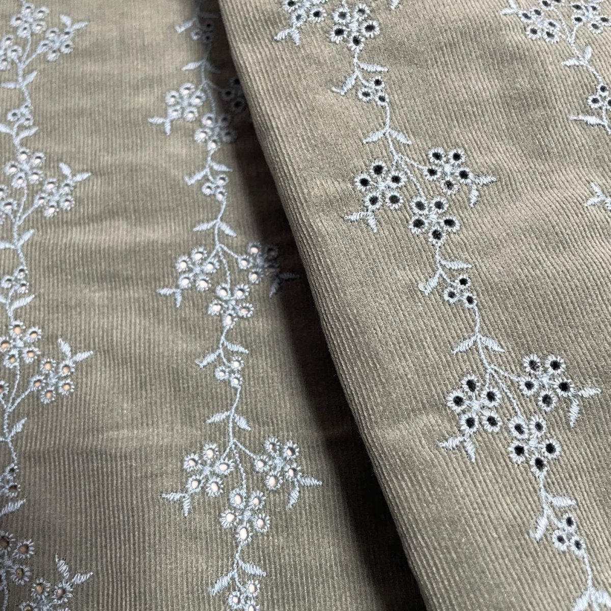 画像3: 【日本製】刺繍レース生地　約25cm×約45cm×2色　スエードっぽい花柄刺繍レース　ベージュとグリーン (3)