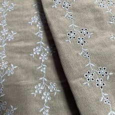 画像3: 【日本製】刺繍レース生地　約25cm×約45cm×2色　スエードっぽい花柄刺繍レース　ベージュとグリーン (3)