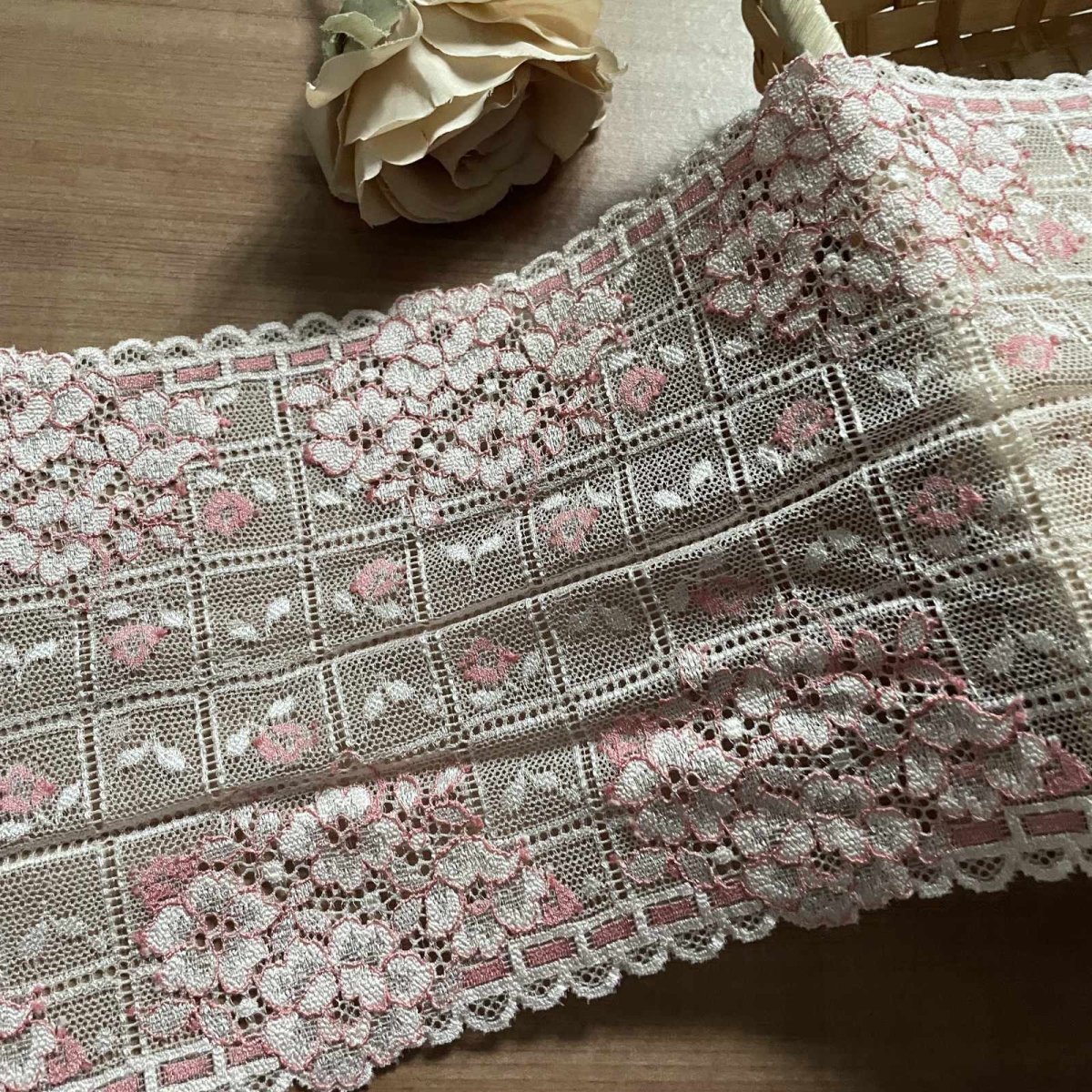 画像10: 【1m110円】ラッセルストレッチレースピンク　幅16.5cm　オリエンタルな薔薇柄　　５ｍ巻 (10)