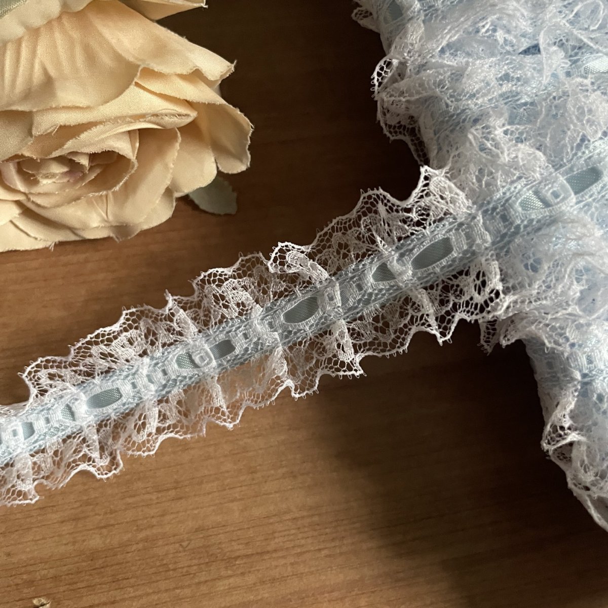 画像5: 日本製フリルラッセルレース　淡いブルー　幅2.6ｃｍリボン通し風　3ｍ (5)