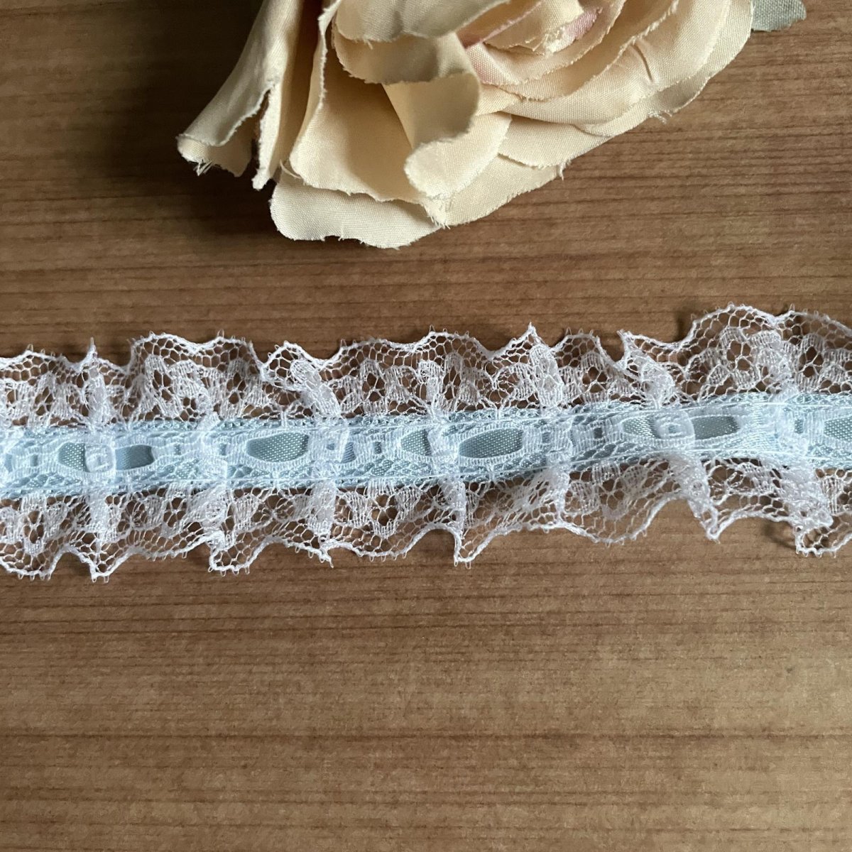 画像4: 日本製フリルラッセルレース　淡いブルー　幅2.6ｃｍリボン通し風　3ｍ (4)