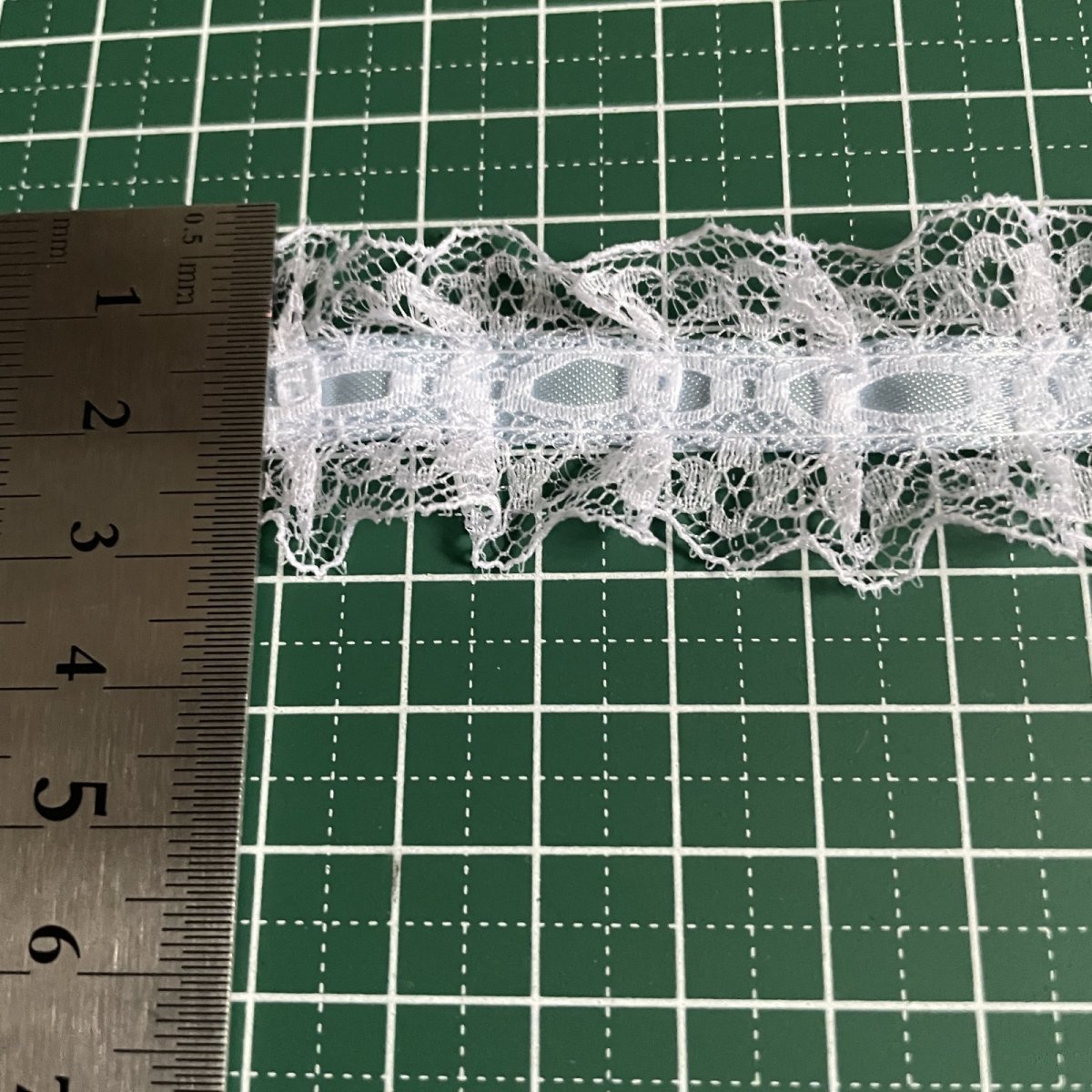 画像3: 日本製フリルラッセルレース　淡いブルー　幅2.6ｃｍリボン通し風　3ｍ (3)