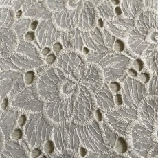 画像4: 刺繍レース生地　約25cm×約40cm　大胆な花柄刺繍レース　オフホワイト (4)