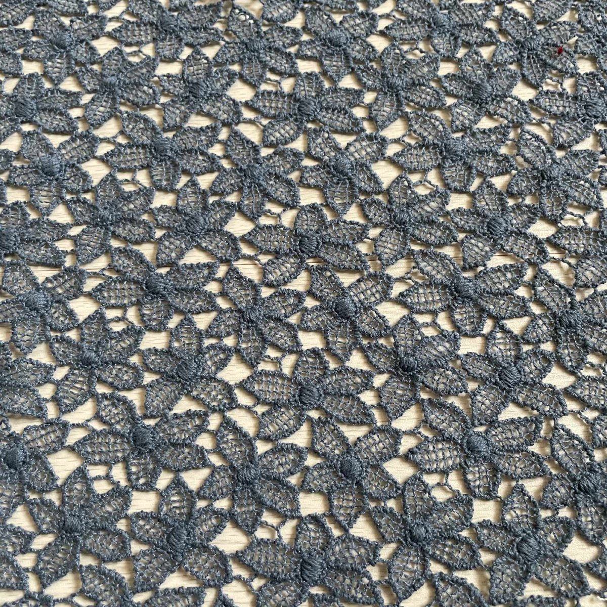 画像1: 刺繍レース生地　約30cm×約40cm　3枚組　大胆な花柄刺繍レース　ネイビー (1)