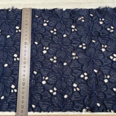 画像1: 刺繍レース生地　約25cm×約40cm　大胆な花柄刺繍レース　ネイビー