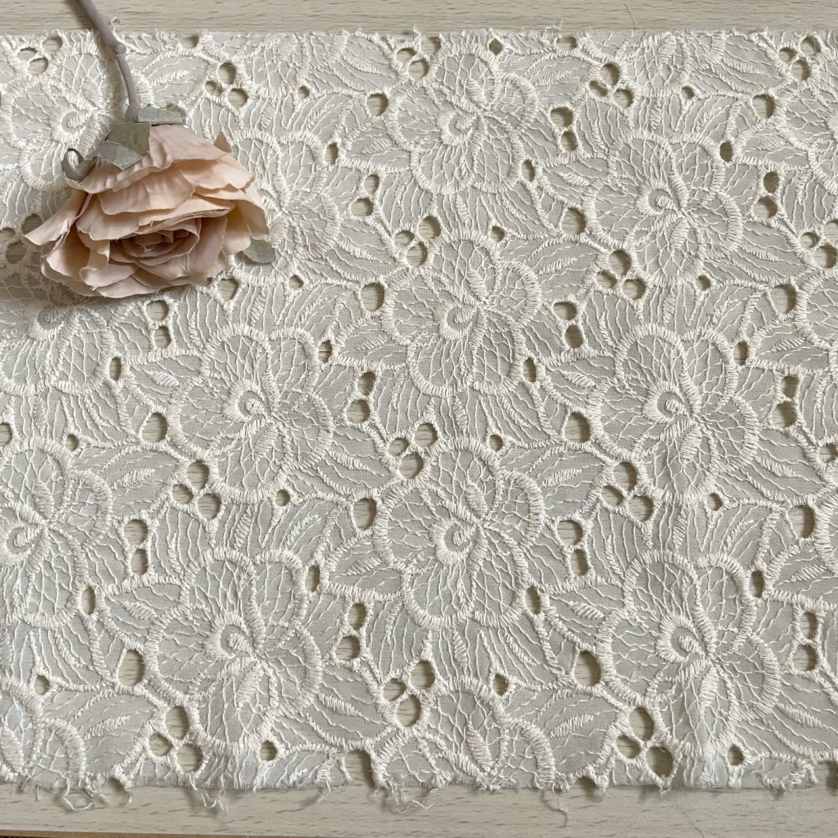 画像1: 刺繍レース生地　約25cm×約40cm　大胆な花柄刺繍レース　オフホワイト (1)