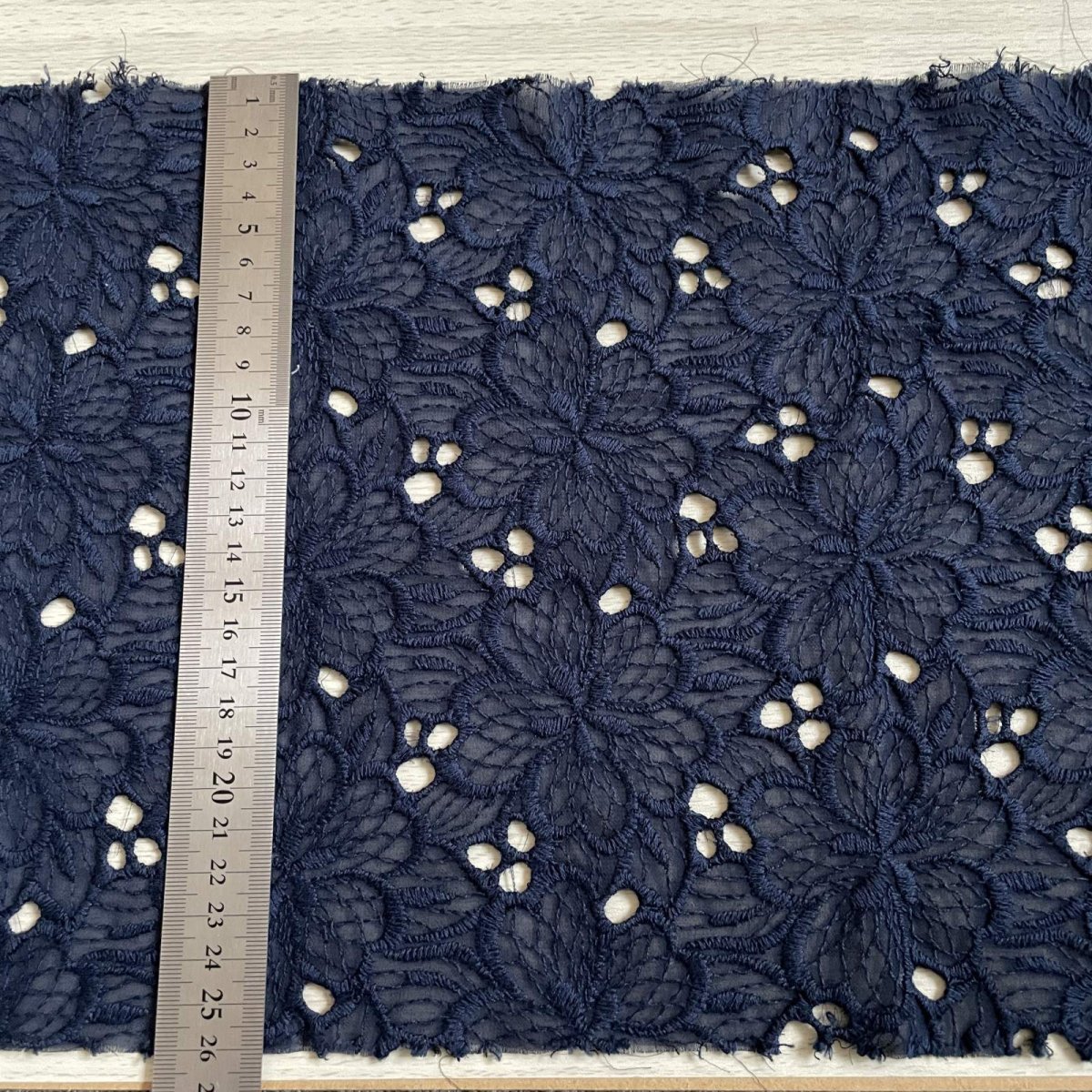 画像2: 刺繍レース生地　約25cm×約40cm　大胆な花柄刺繍レース　ネイビー (2)