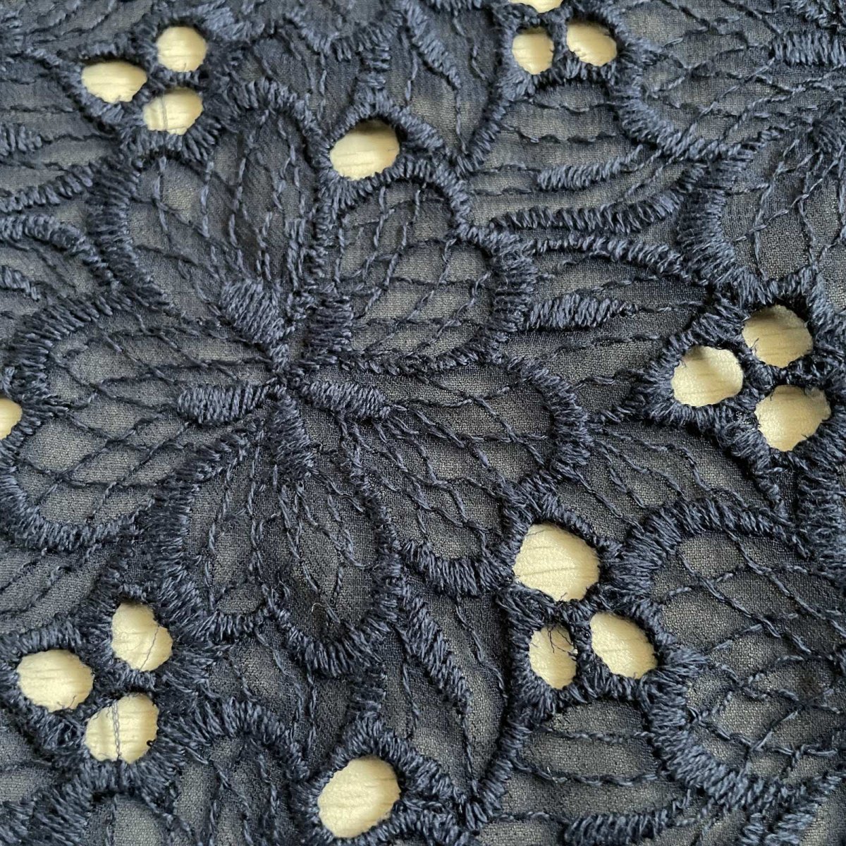 画像3: 刺繍レース生地　約25cm×約40cm　大胆な花柄刺繍レース　ネイビー (3)