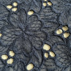 画像3: 刺繍レース生地　約25cm×約40cm　大胆な花柄刺繍レース　ネイビー (3)