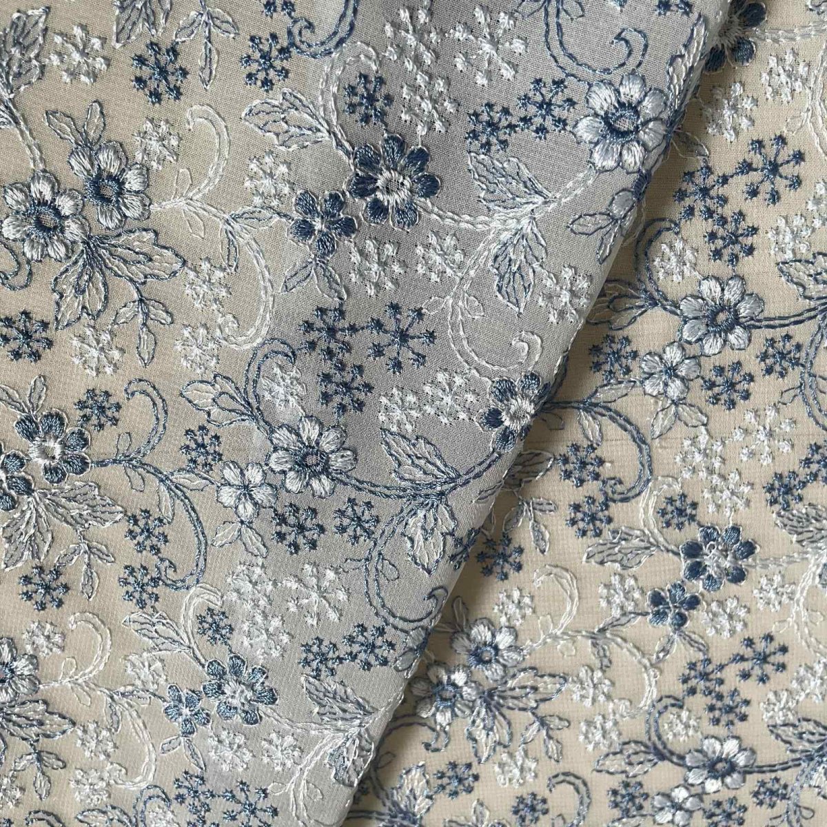 画像1: 【日本製】刺繍レース生地　約25cm×約40cm　可愛い春花柄刺繍レース　青ブルー (1)